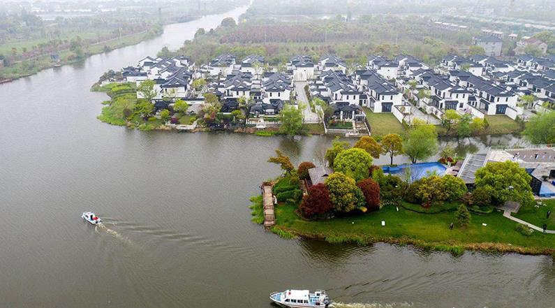 水韻湖城太清沿岸長(zhǎng)興縣楊家浦國(guó)控?cái)嘌桓?></a>
		<figcaption>
<h4>水韻湖城太清沿岸長(zhǎng)興縣楊家浦國(guó)控?cái)嘌桓?/h4>
<em>河道生修復(fù)工程</em>
<p>本工程位于洪橋鎮(zhèn)，本次生態(tài)修復(fù)范圍為北橫港及其叉港，東段為楊家浦閘至圖影扶欄橋段，西段為楊家浦港至陽(yáng)墩漾，主河道總長(zhǎng)7.36km，叉港總長(zhǎng)8.15km。所需松木樁規(guī)格為3米小頭11-12CM型號(hào)，所用數(shù)量為:10萬(wàn)根左右。松木樁在生態(tài)修復(fù)中可以發(fā)揮重要作用。它可以幫助改善水土流失，保護(hù)水體，減少污染物向水體的遷移，促進(jìn)水體環(huán)境的恢復(fù)。</p>
</figcaption>
		</figure>
			    <figure class=