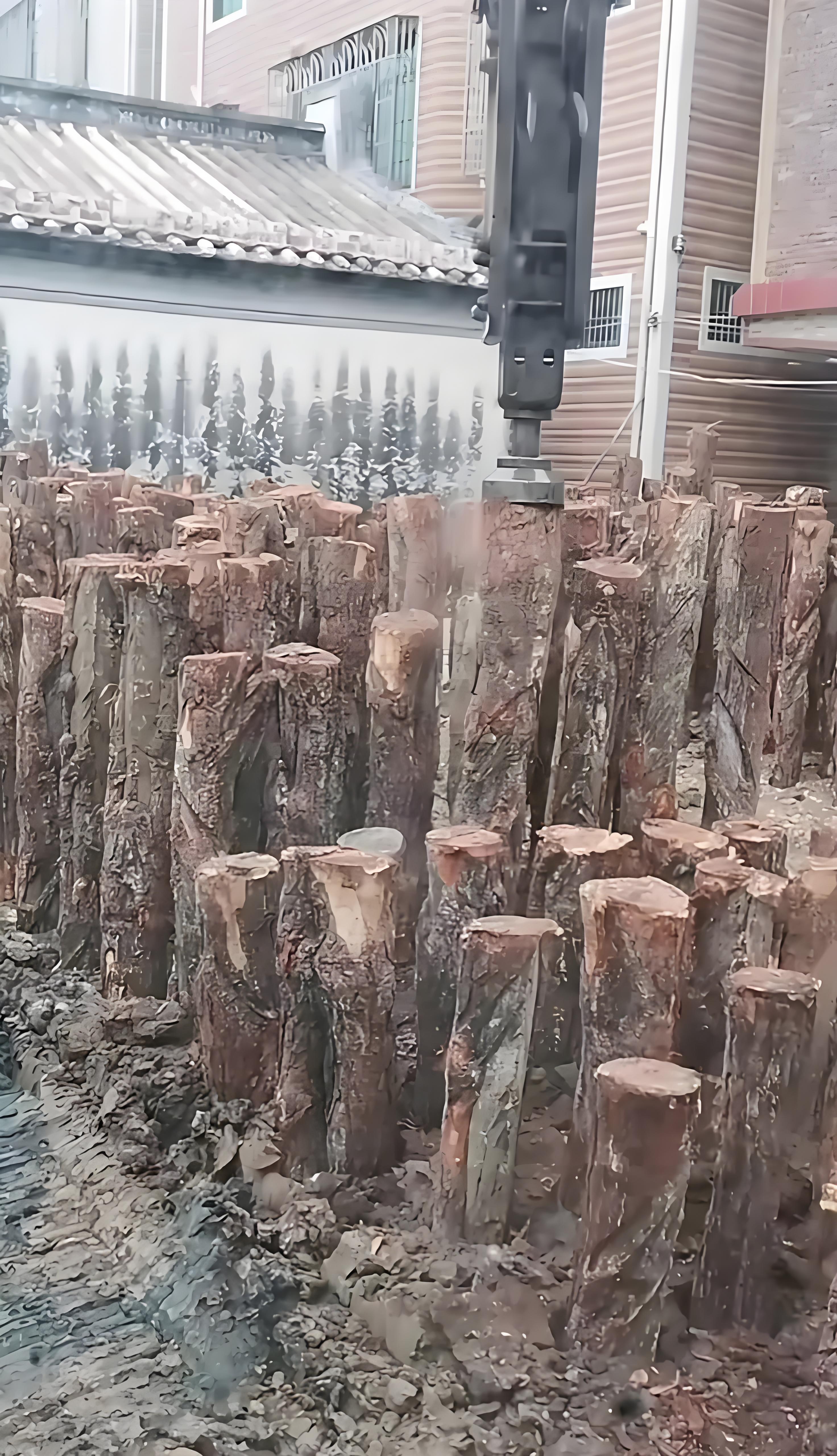 松木樁施工隊泓樺錦嘉-木頭打樁做地基原理是什么？